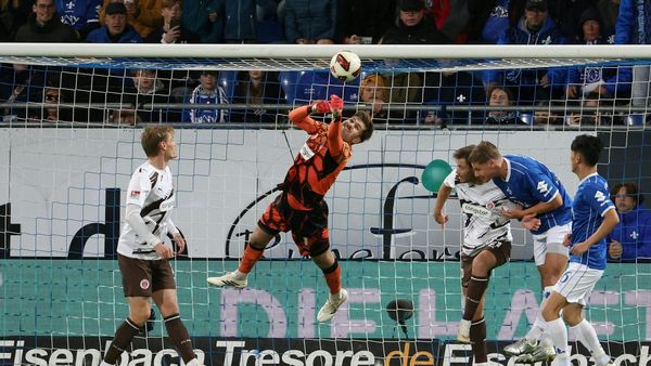 St.-Pauli-Keeper Ben Voll in Aktion