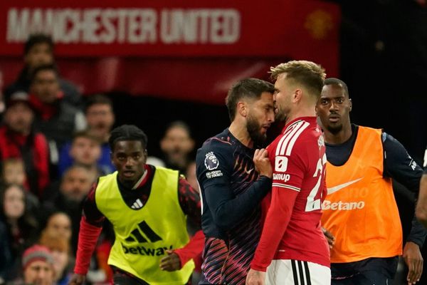 Rodrigo Bentancur attackiert Luke Shaw