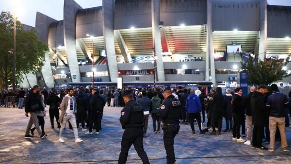 Polizisten vor dem Parc de Princes