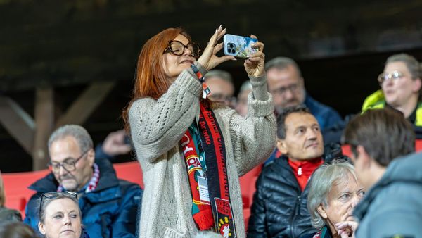 Schlagerstar Andrea Berg zittert mit ihren Aspachern