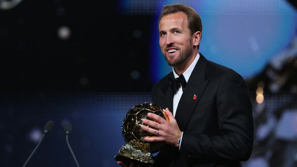 Kane mit dem Objekt der Begierde in den Händen