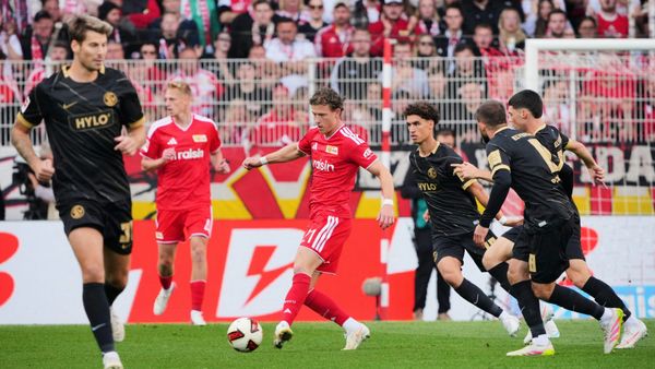 Unions Stürmer Tim Skarke im Dribbling