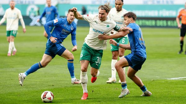 Kapitän und Torschütze Felix Klaus im Zweikampf