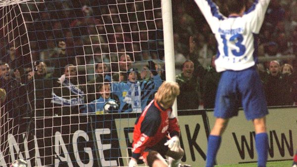 Oliver Kahn hat das Nachsehen, David Mydlo jubelt