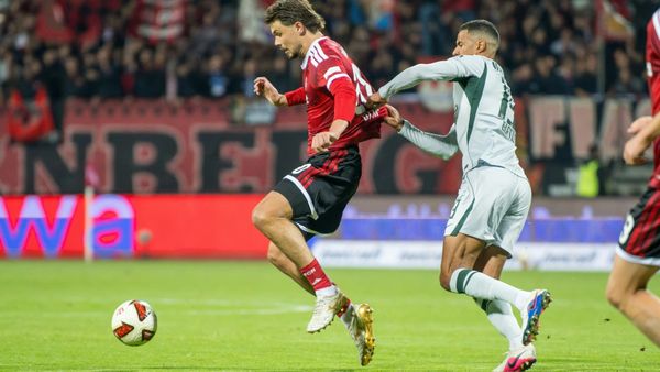 Zweikampf im Spitzenspiel der 2. Liga