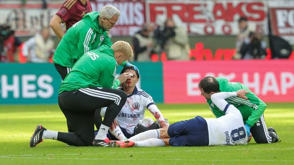 Zusammenstoß: Soufiane El-Faouzi (l.) und Robin Gosens