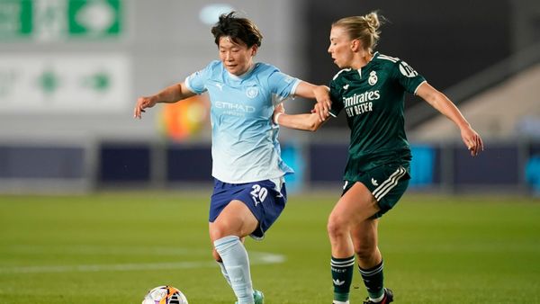 Nationalspielerin Elisa Senß (r.) gegen Manchester City
