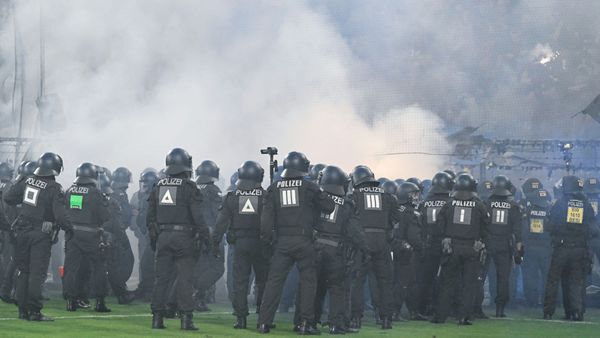 Beim Pokal-Spiel mussten Polizisten auf den Platz