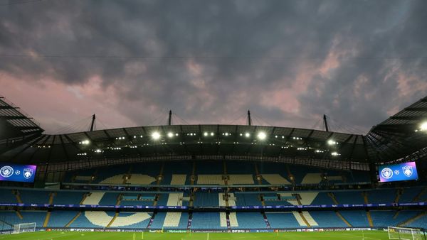 Dunkle Wolken über dem Etihad Stadium