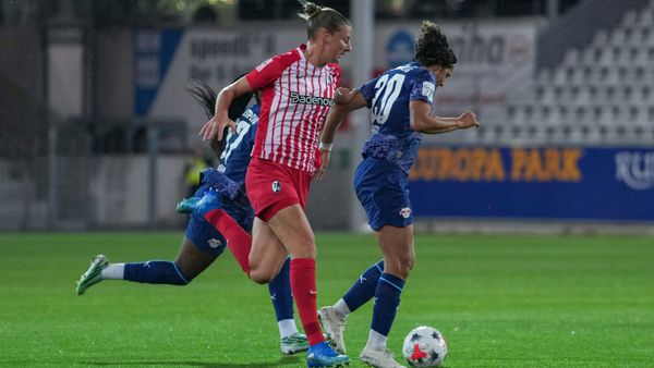 Julia Stierli (l.) im Zweikampf mit Emanuela Pfister