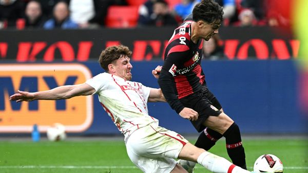Vor Klopps Augen: Treu (r.) gewinnt den Ball