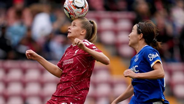 Vivien Endemann (l.) spielt seit Sommer in Liverpool