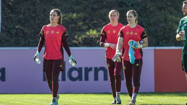 Eine hütet das DFB-Tor: Mahmutovic, Dick und Johannes