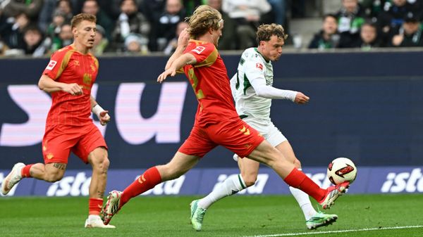 Robin Hack (r.) und Mattes Hansen im Kampf um den Ball.