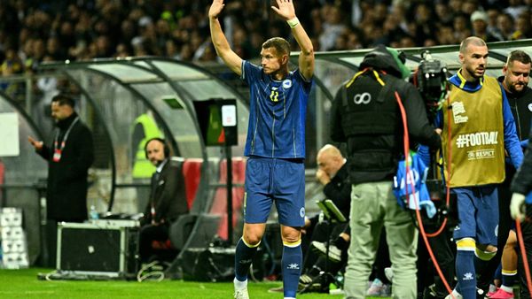Edin Dzeko winkt zum Abschied den Fans entgegen