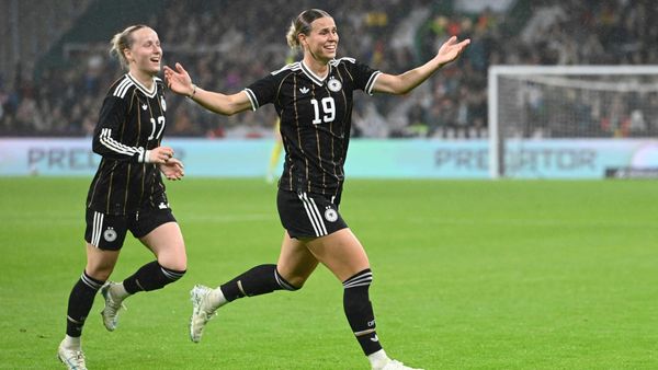 Klara Bühl (r.) und Franziska Kett bejubeln das 2:1