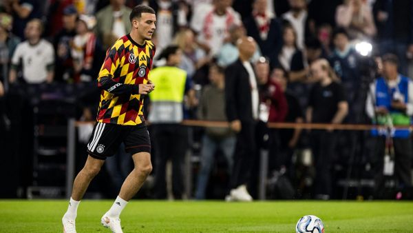 El Mala im Kreise der Nationalmannschaft