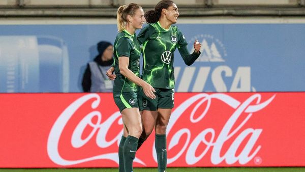 Sarai Linder (l.) jubelt mit Cora Zicai