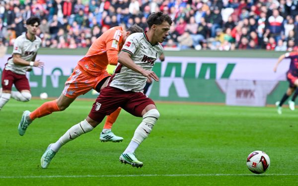 10.10.2026, xemx, Fussball 1.Bundesliga, FC Augsburg - Bayern München v.l. Manuel Neuer (FC Bayern Muenchen), Robin Fellhauer (FC Augsburg) Zweikampf, Aktion, action, battle for the ball zum