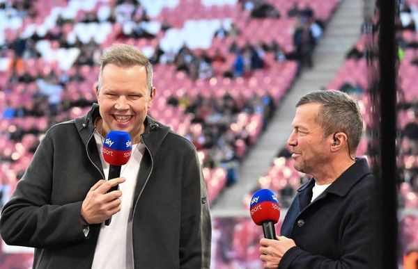 Fußball I Herren I Saison 2026-2027 I Bundesliga I 5. Spieltag I RB Leipzig - Eintracht Frankfurt I 10.10.2026 Spaß am Moderatorentisch vom TV Sender Sky, Sebastian Hellmann (Moderator), Wol