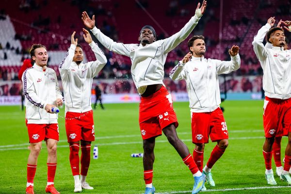 Rocco Reitz (RB Leipzig, 20), Christopher Nkunku (RB Leipzig, 28), Castello Lukeba (RB Leipzig, 23), Max Finkgraefe (RB Leipzig, 35) Jubel Freude nach dem Sieg, vor der Fankurve, Endstand 6: