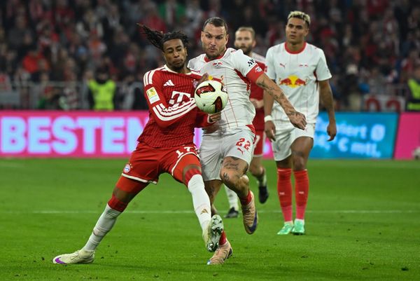 17.10.2026, xemx, Fussball 1.Bundesliga, FC Bayern Muenchen - RB Leipzig v.l. Michael Olise (FC Bayern Muenchen), David Raum (RB Leipzig) Zweikampf, Aktion, action, battle for the ball (DFL 