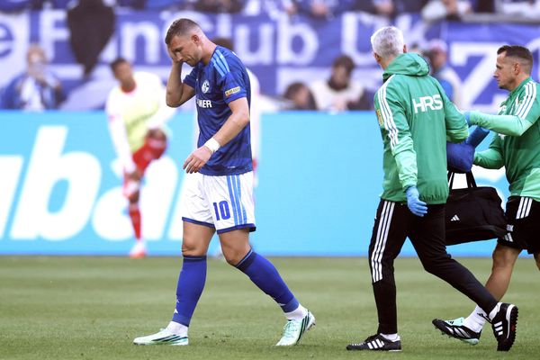DZEKO Edin Team FC Schalke 04 verletzt vom Platz DFL Fussball Bundesliga Saison 2026 - 2027 BL Spiel FC Schalke 04 - 1.FSV Mainz 0 : 1 Gelsenkirchen am 17. 10. 2026 DFL REGULATIONS PROHIBIT 