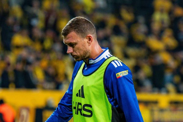 28.10.2026: Fußball: DFB Pokal, 2. Runde, Dynamo Dresden vs. Schalke 04 am 28.10.2026 Edin Dzeko (Schalke 04, 10) mit gesenktem Kopf WICHTIGER HINWEIS: Gemäß den Vorgaben der DFL und des DFB