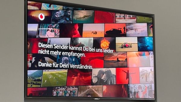 Fernseher mit der Vodafone-Tafel anstelle von Sport1
