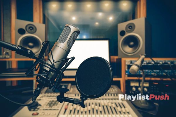 Best Microphones for Singing and Recording Vocals 2025