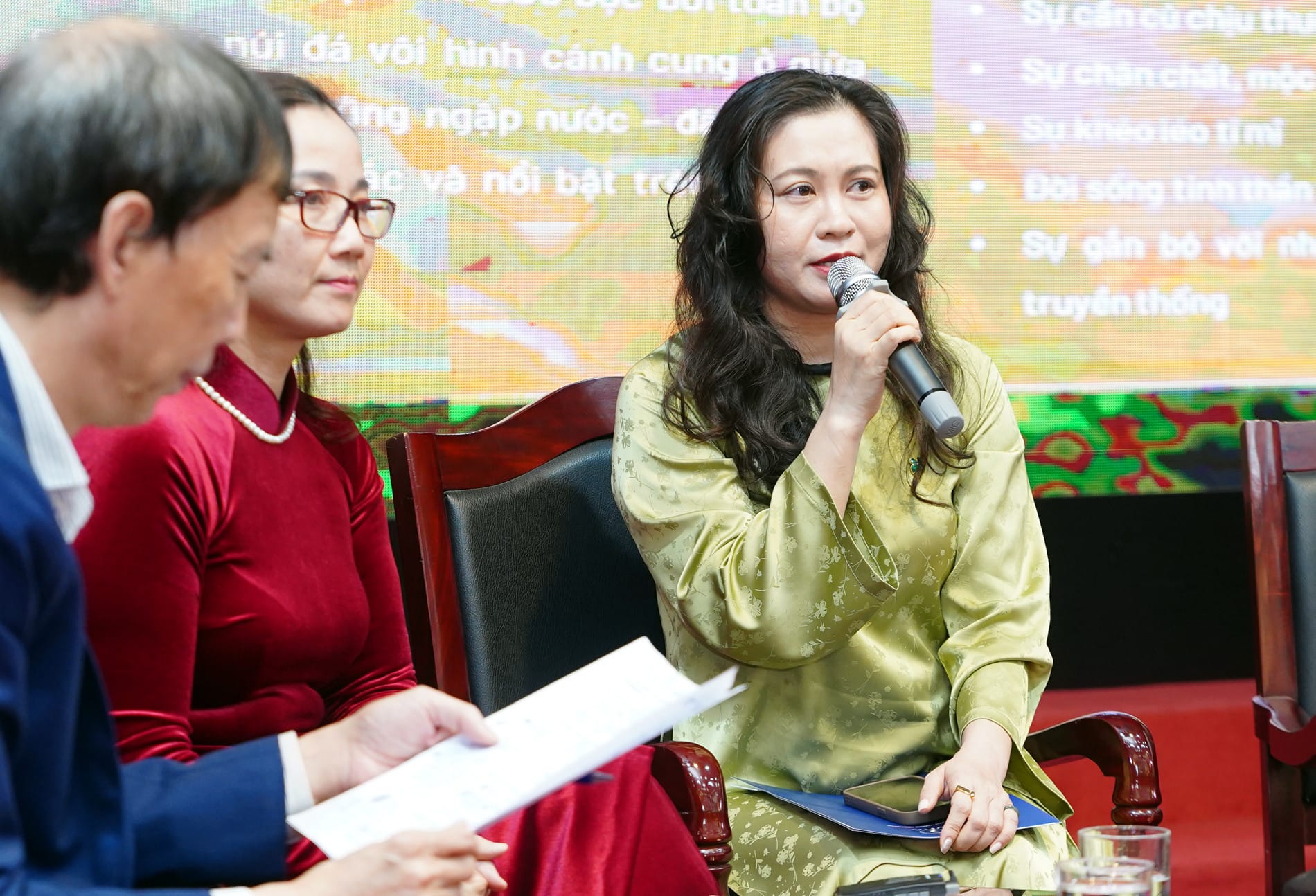 A representative of Trang An Eco-Tourism shares the site's 'Three No’s' approach. Photo: Organizing Committee