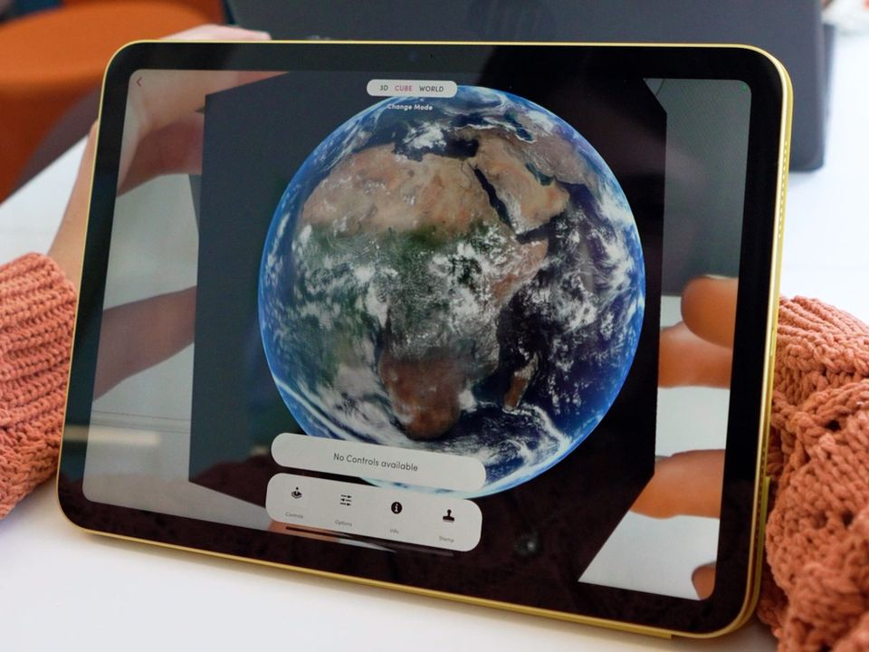 Real-Time Cloud Data with Merge HoloGlobe