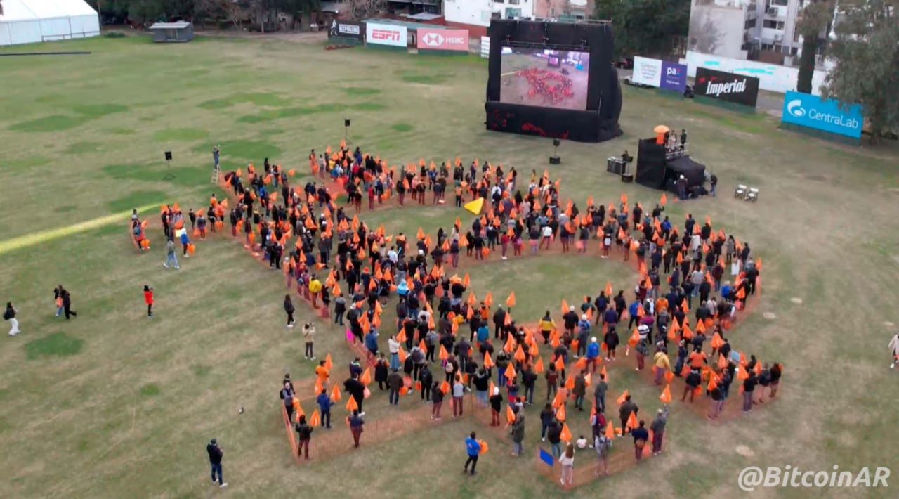 Foto de La B humana en el campo argentino de polo.