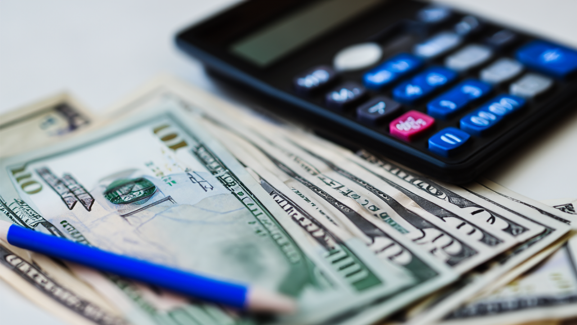 dólares, lápiz y calculadora