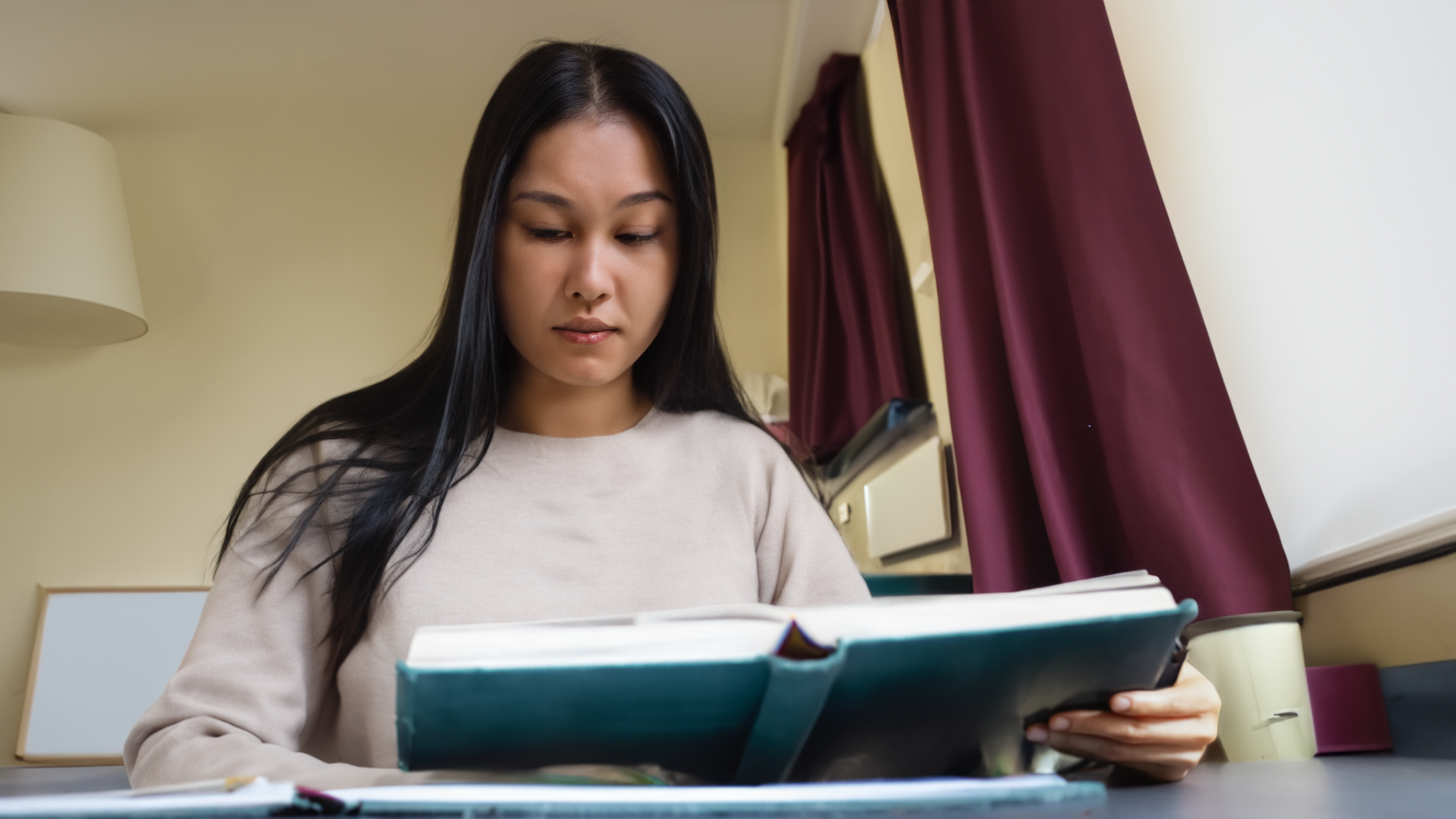 Mujer resolviendo un problema leyendo libro abierto
