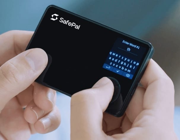 Manos operando Safepal