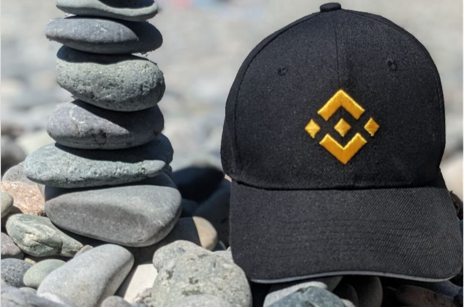 Savaitė kriptoje: “Binance” bauda ir vadovų kaita, bankai juda BTC link, rekordinio BTC mokesčio intriga