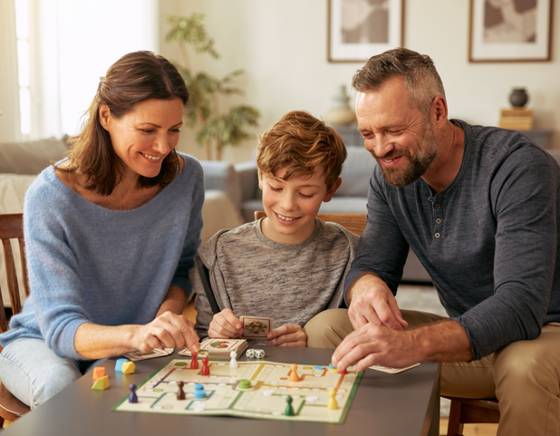 Eine Familie spielt gemeinsam Brettspiele, Alternativangebote zum Online Gaming, Medienzeit, Gaming Disorder