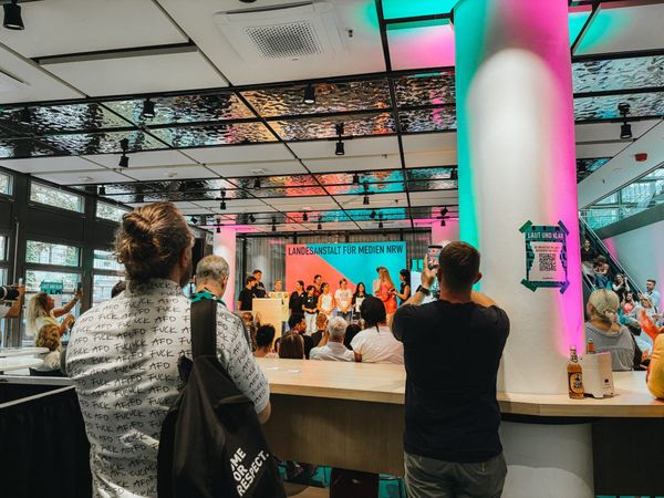 Zwischen Faszination und Manipulation - Laut und klar in der Landesanstalt für Medien NRW