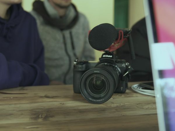 Kamera mit Mikrofon in einem Workshop