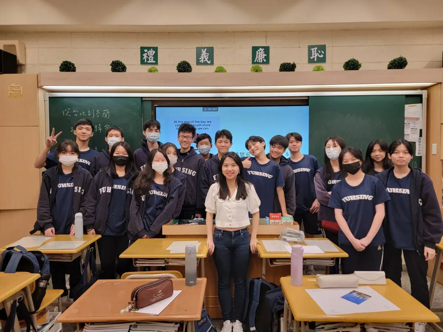 WCSC 校園課程結束後，講師與學生合影