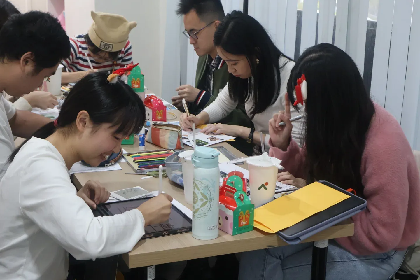 參與者在 WCSC 工作坊中圍桌書寫與交流
