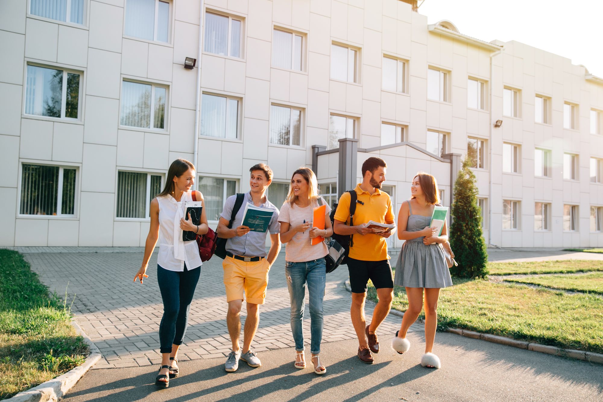Gruppo di studenti fuori da un polo universitario
