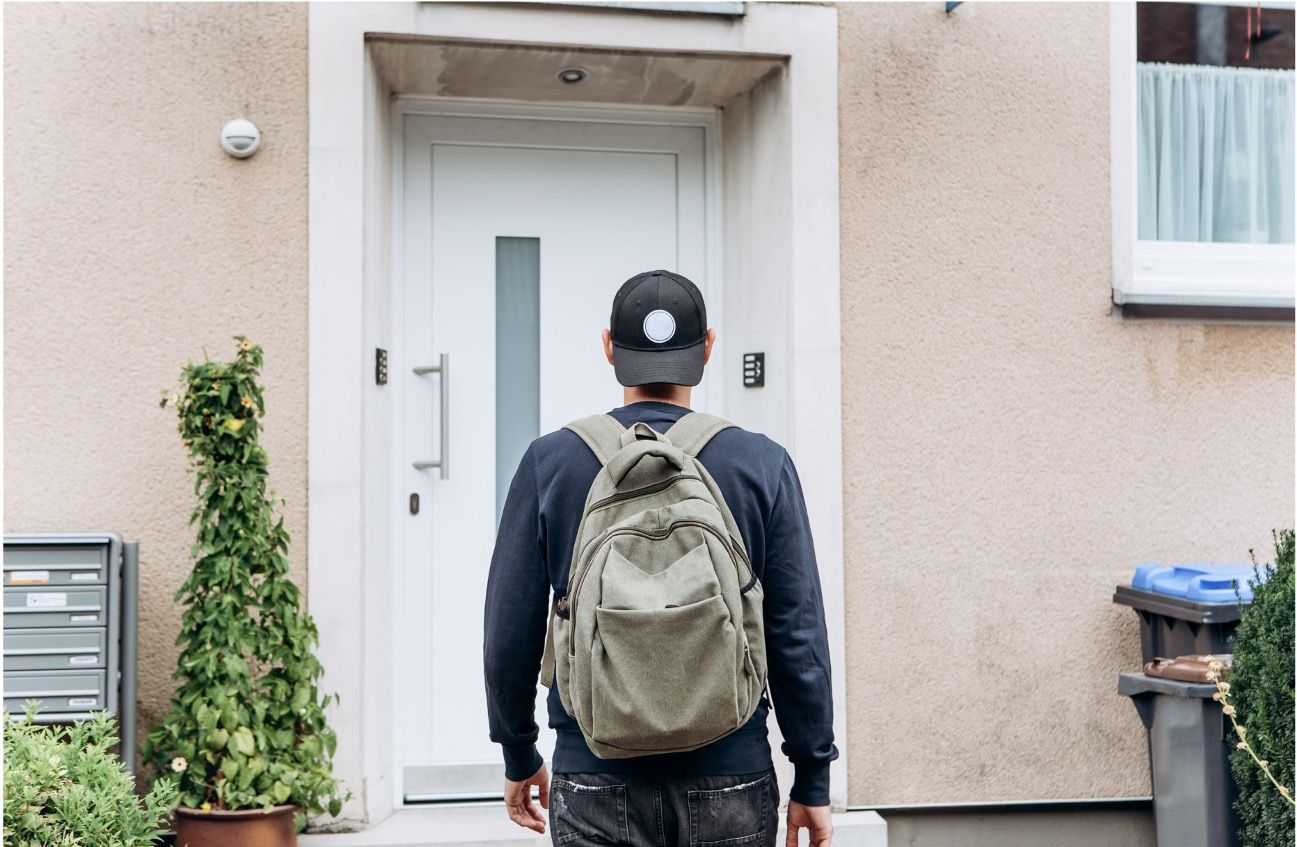 Ragazzo che entra in casa