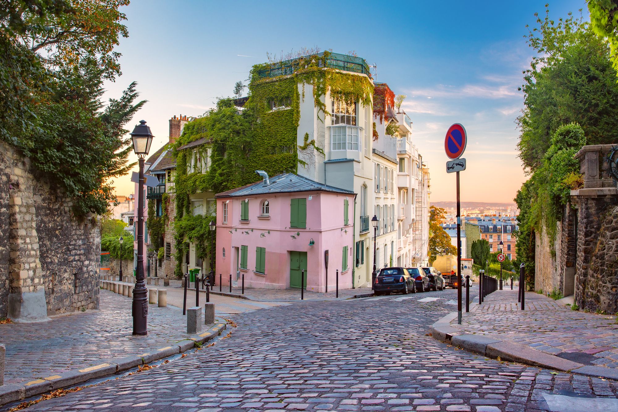 Scorcio caratteristico all'incrocio tra due strade a Montmartre all'alba