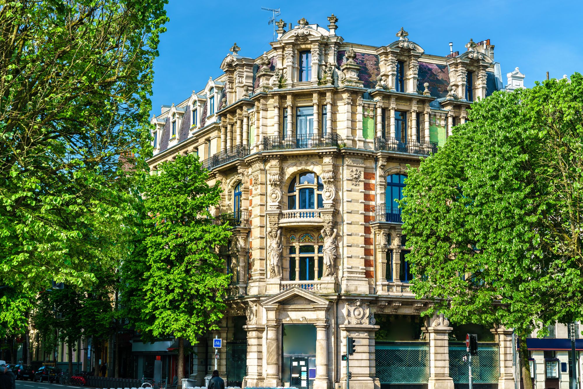 Tipica facciata di un edificio storico nel centro di Lille