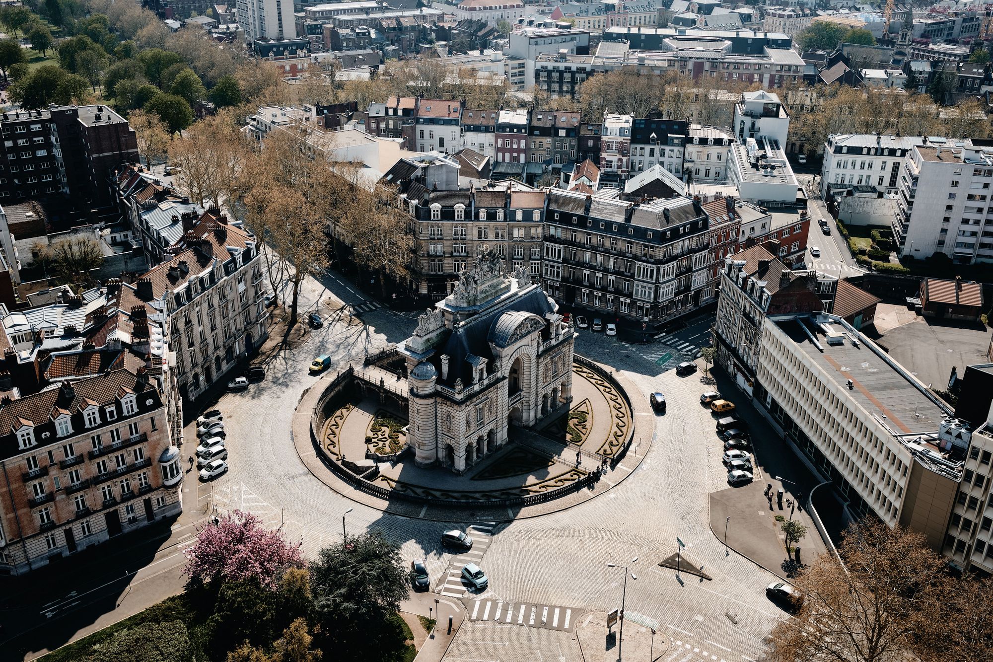 	Aerial shot of a cityscape with a lot of cars and beautiful buildings in Lille