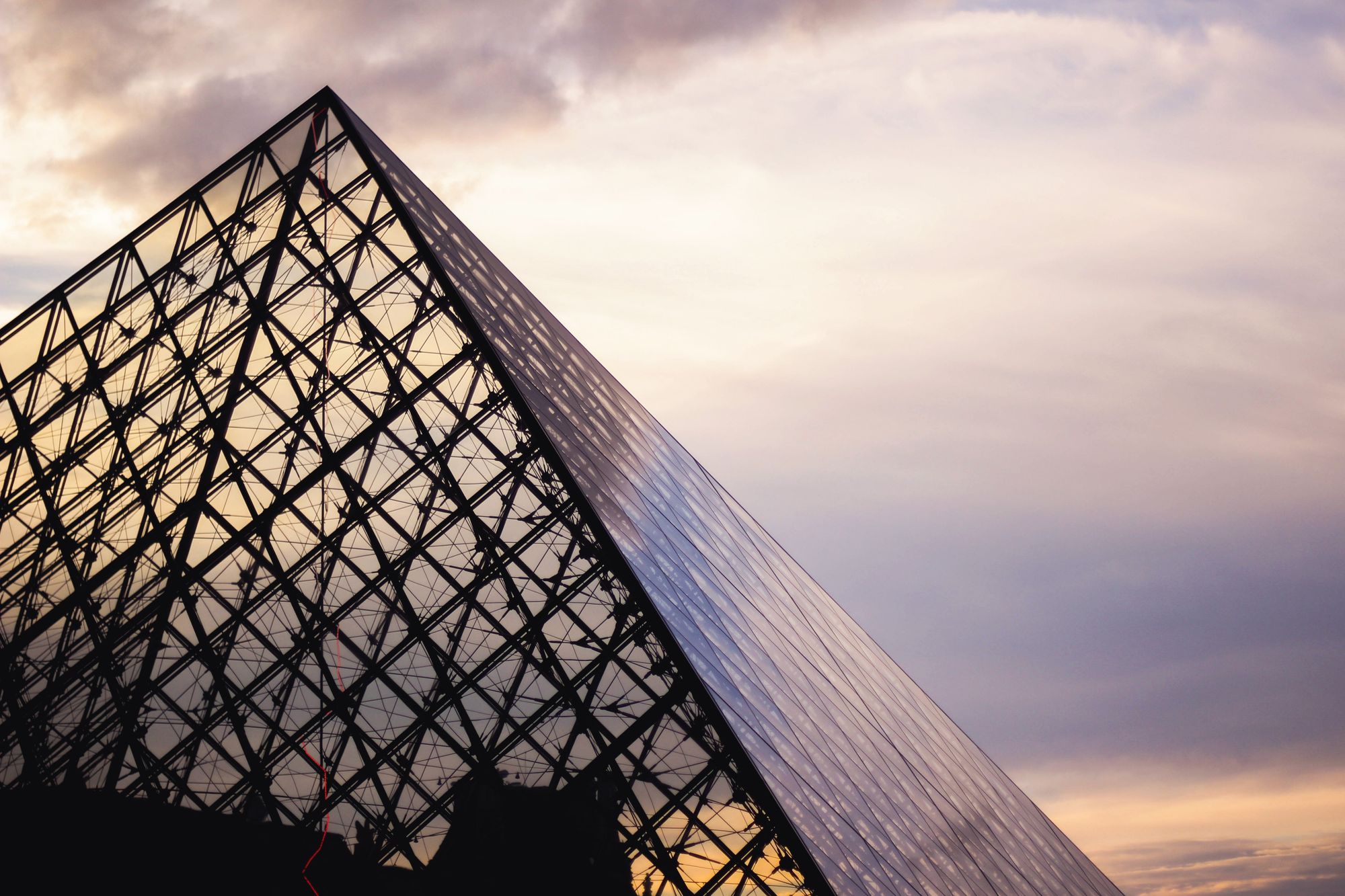 Il museo del Louvre al tramonto