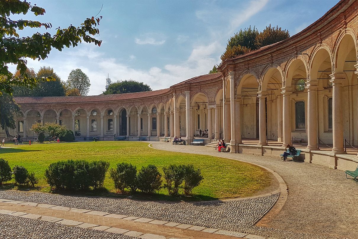 Giardino della Rotonda della Besana con porticato