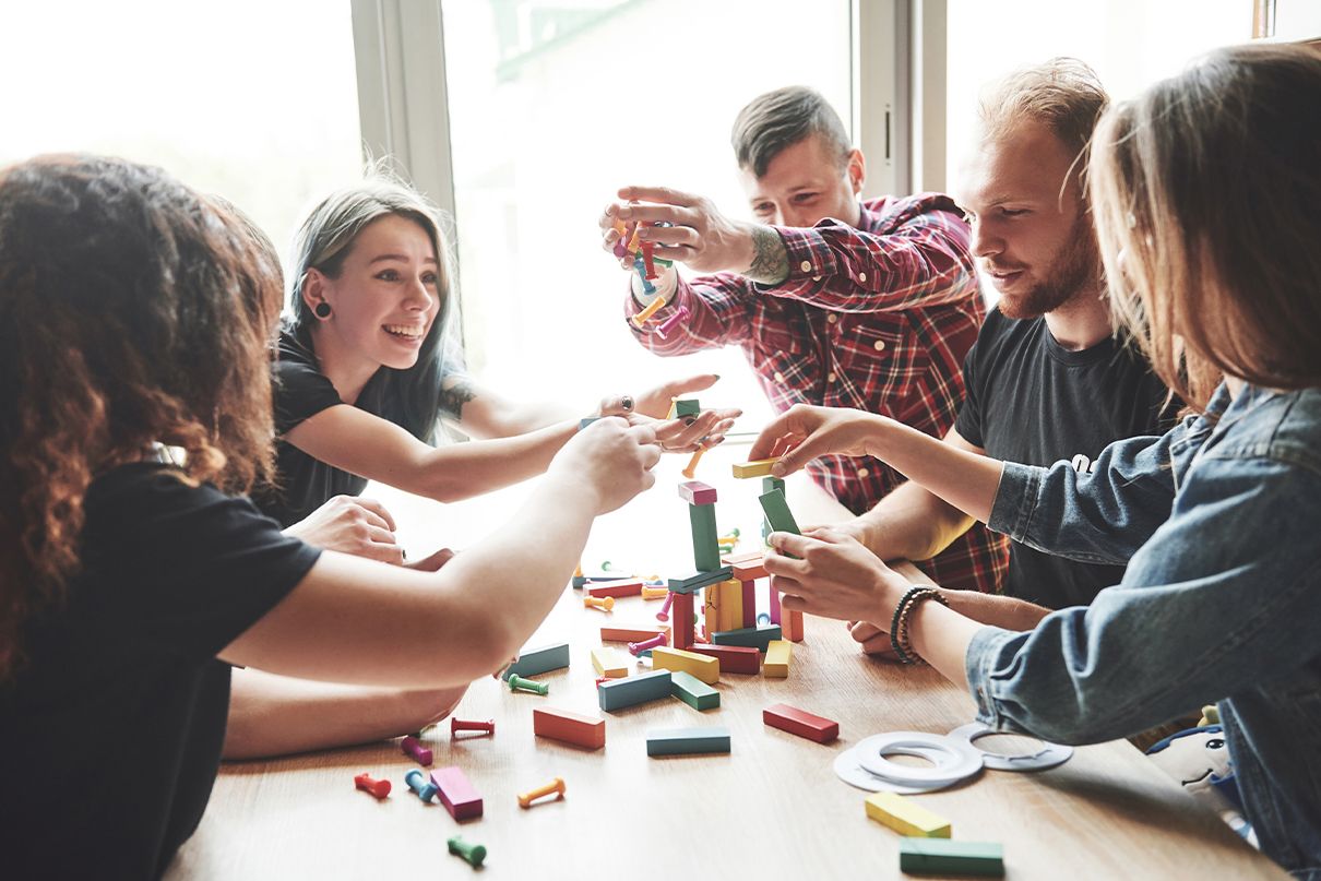 Ragazzi che si divertono con un gioco da tavolo